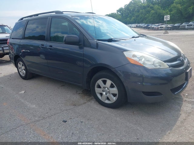 Salvage Toyota Sienna Image