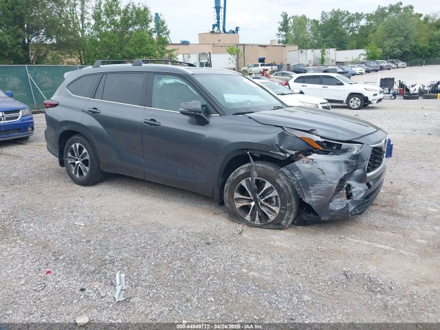 Salvage Toyota Highlander Image