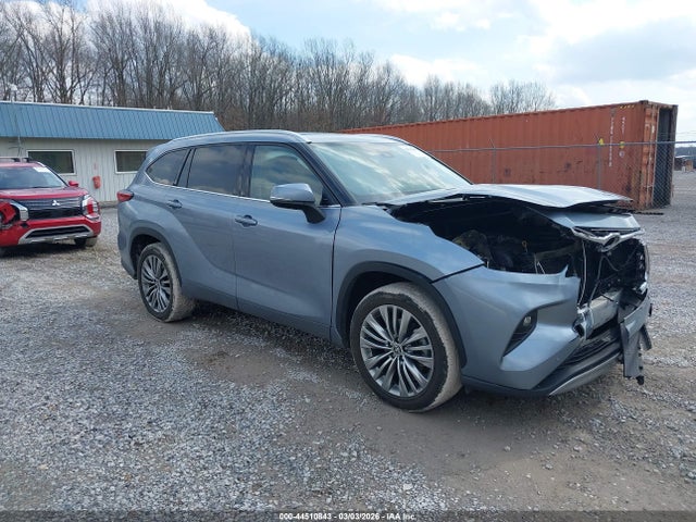 Salvage Toyota Highlander Image