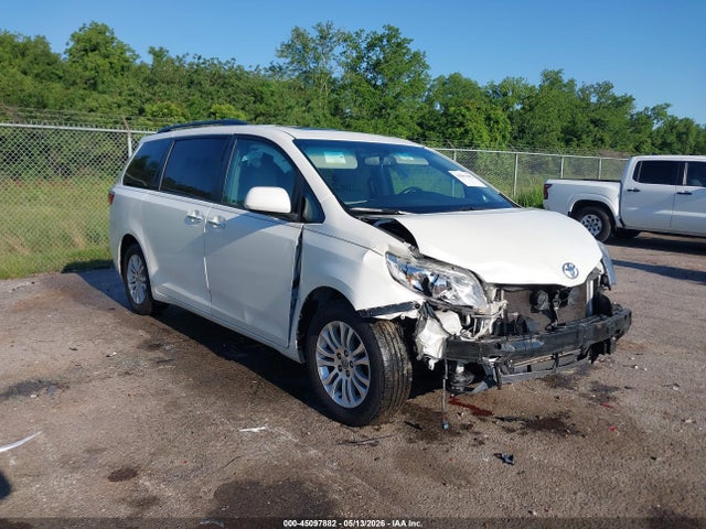 Salvage Toyota Sienna Image