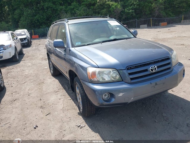 Salvage Toyota Highlander Image