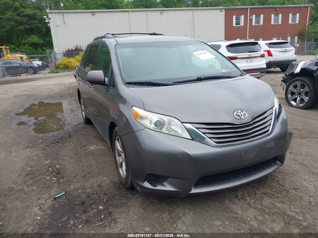 Salvage Toyota Sienna Image