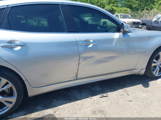 INFINITI Q70 3.7