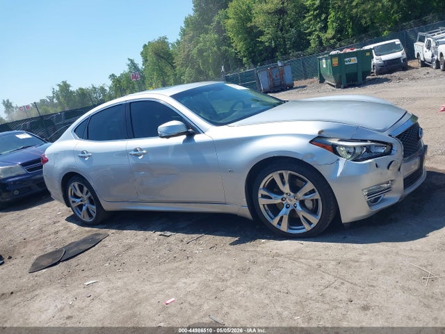 INFINITI Q70 3.7