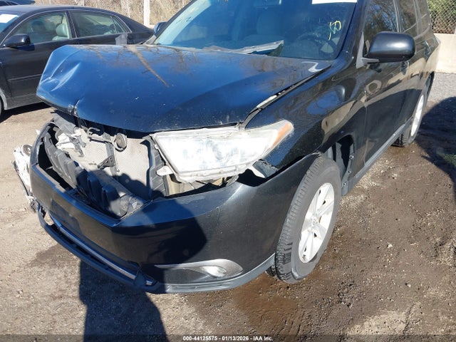 Toyota Highlander Base V6