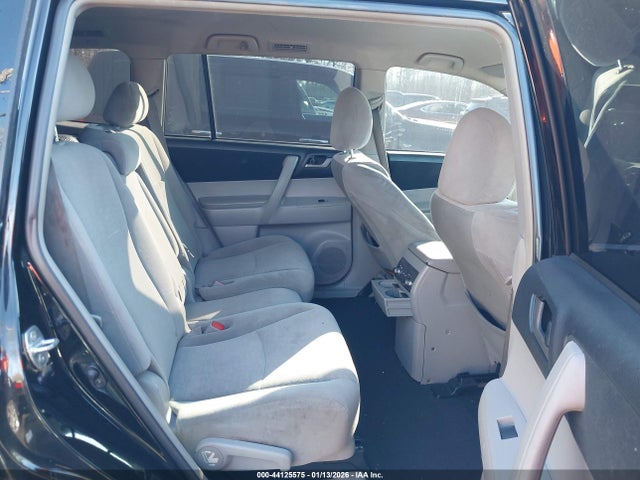 Toyota Highlander Base V6