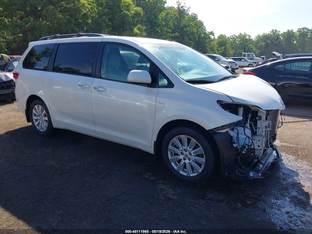 Salvage Toyota Sienna Image