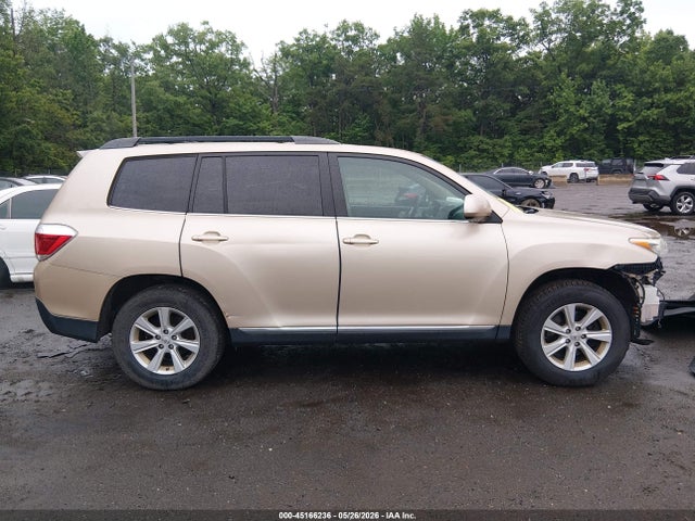 Toyota Highlander Base V6