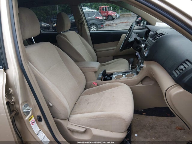 Toyota Highlander Base V6