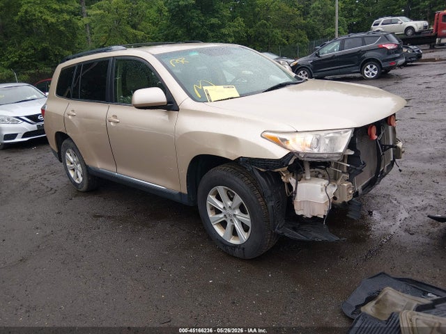 Salvage Toyota Highlander Image