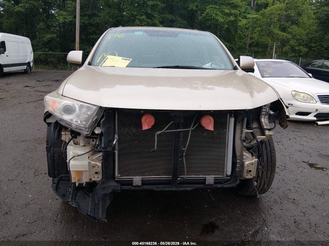 Toyota Highlander Base V6