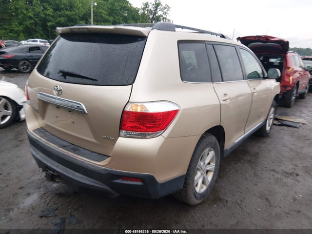 Toyota Highlander Base V6