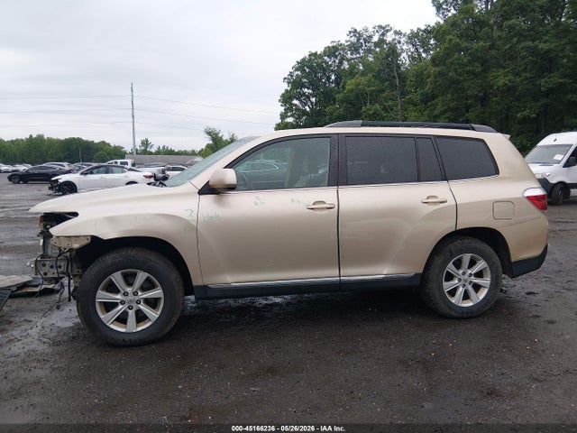 Toyota Highlander Base V6