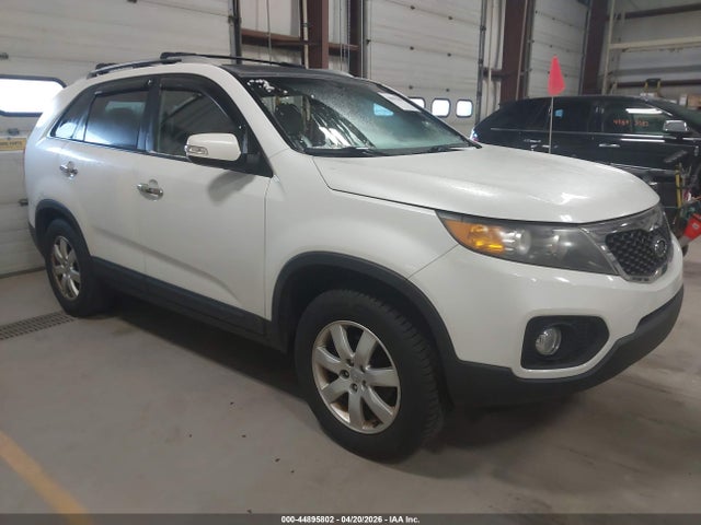 Salvage Kia Sorento Image