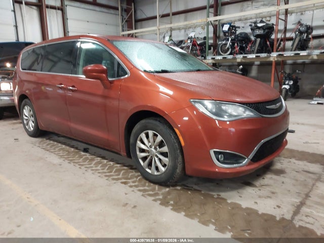 Salvage Chrysler Pacifica Image