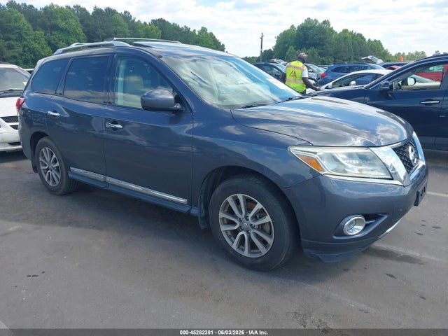 Salvage Nissan Pathfinder Image