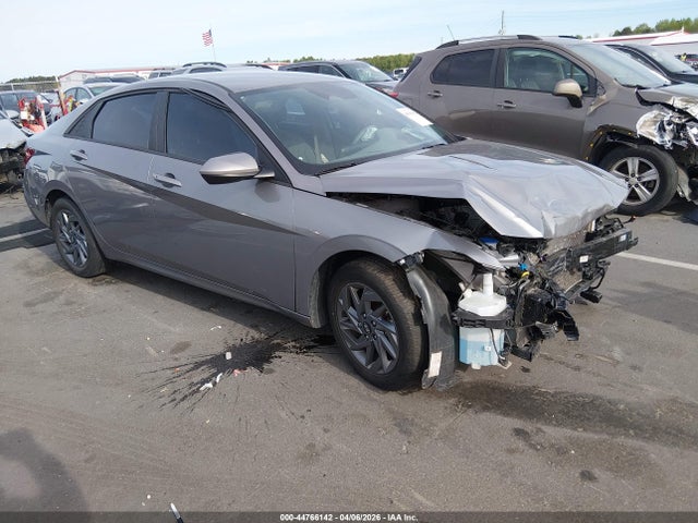 Salvage Hyundai ELANTRA Image