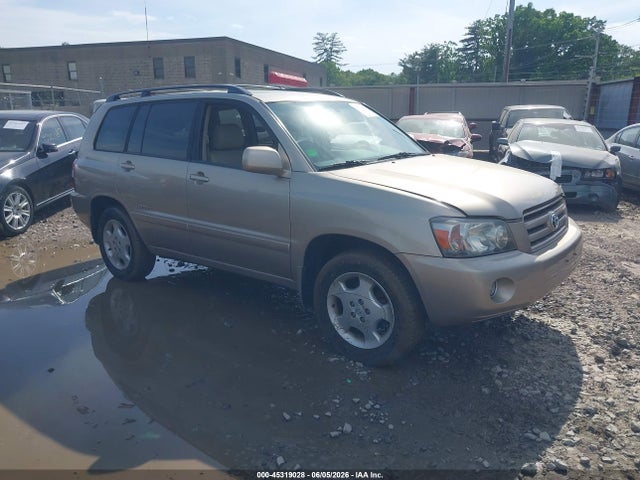 Salvage Toyota Highlander Image