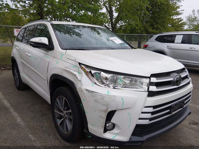Salvage Toyota Highlander Image