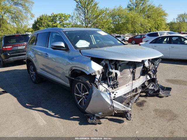 Salvage Toyota Highlander Image