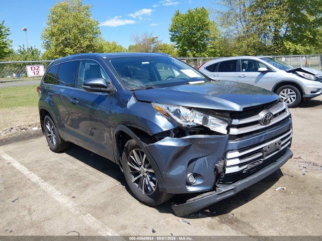 Salvage Toyota Highlander Image