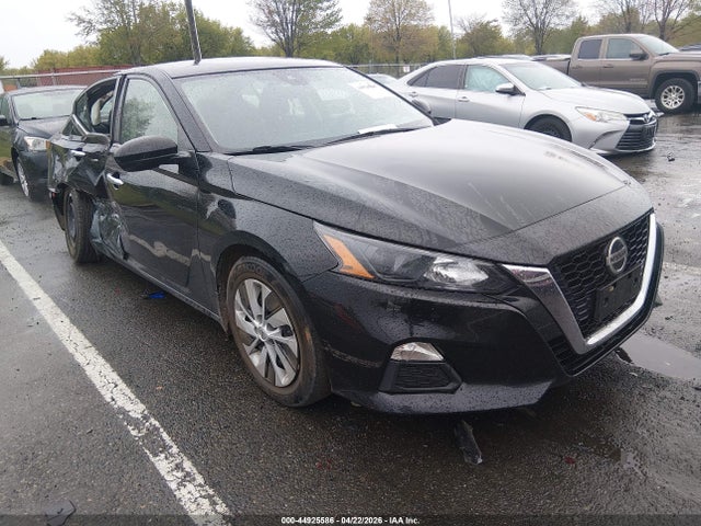 Salvage Nissan Altima Image