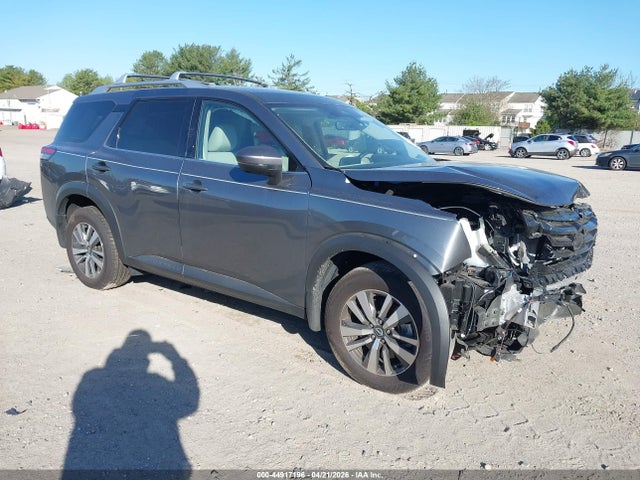 Salvage Nissan Pathfinder Image