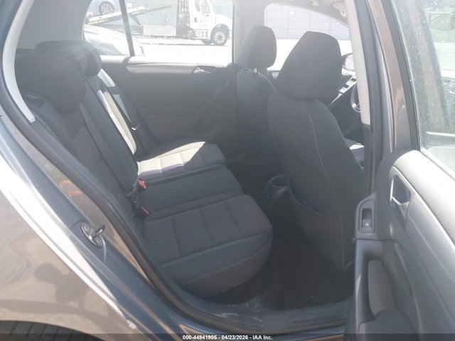 Volkswagen Golf 4-door