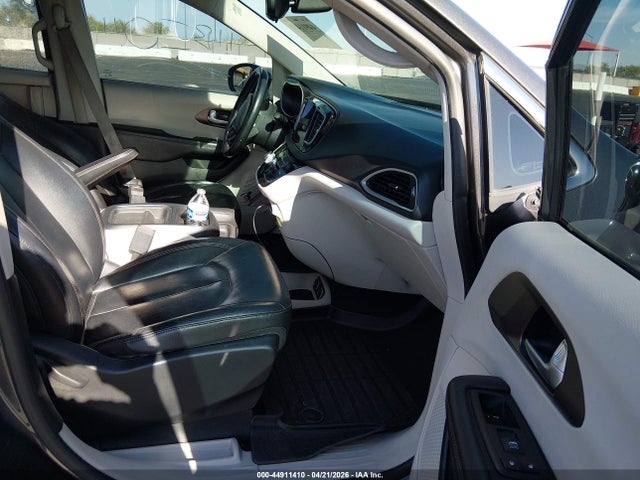 Chrysler Pacifica Touring-l