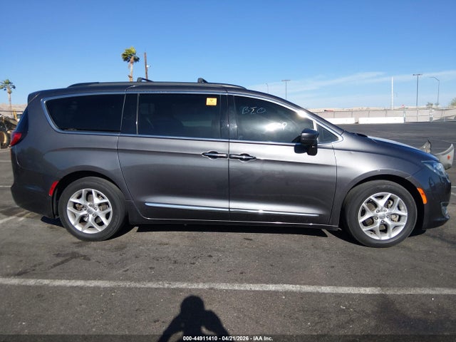 Chrysler Pacifica Touring-l