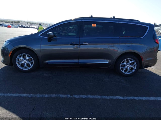 Chrysler Pacifica Touring-l