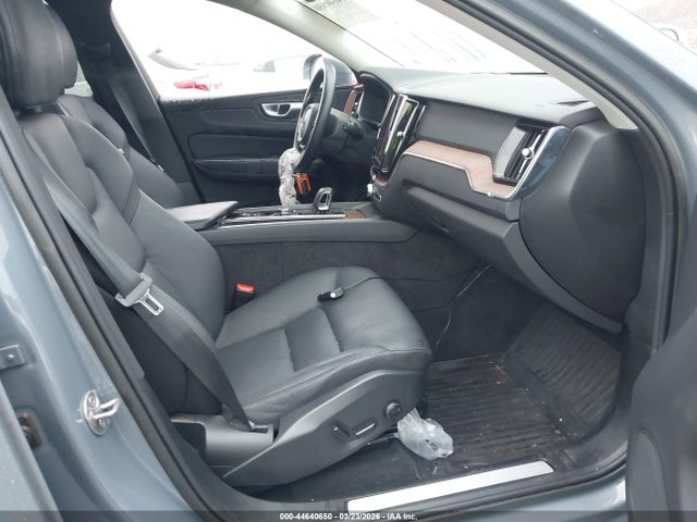Volvo XC60 B5 Plus Bright Theme