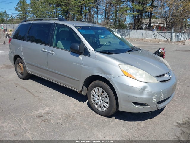 Salvage Toyota Sienna Image