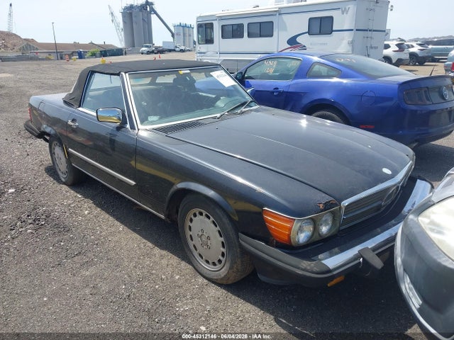 Salvage Mercedes-Benz 560 Image