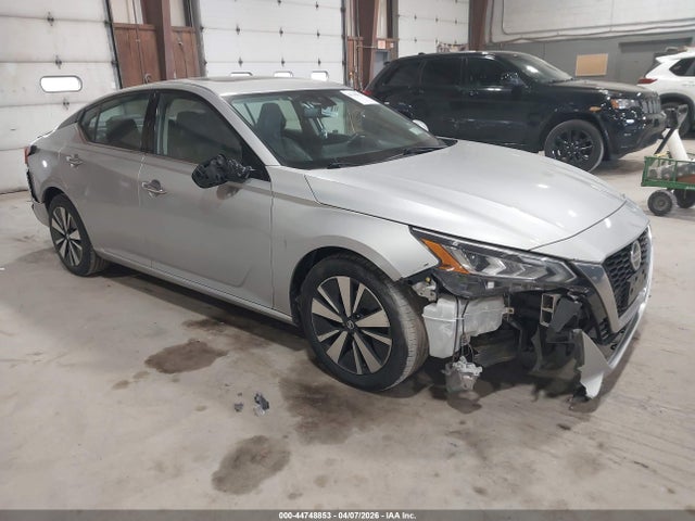 Salvage Nissan Altima Image