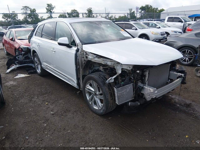 Salvage Audi Q7 Image