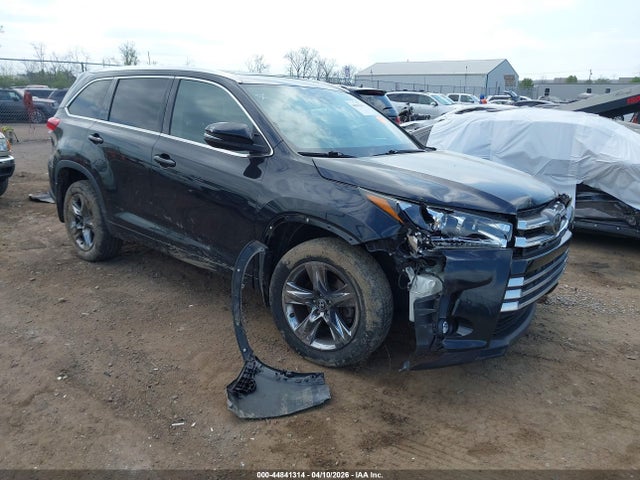 Salvage Toyota Highlander Image