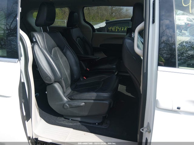 Chrysler Pacifica Touring L