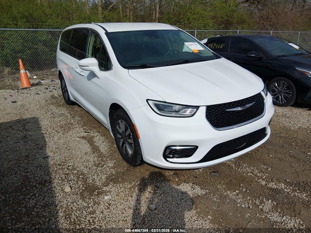 Salvage Chrysler Pacifica Image