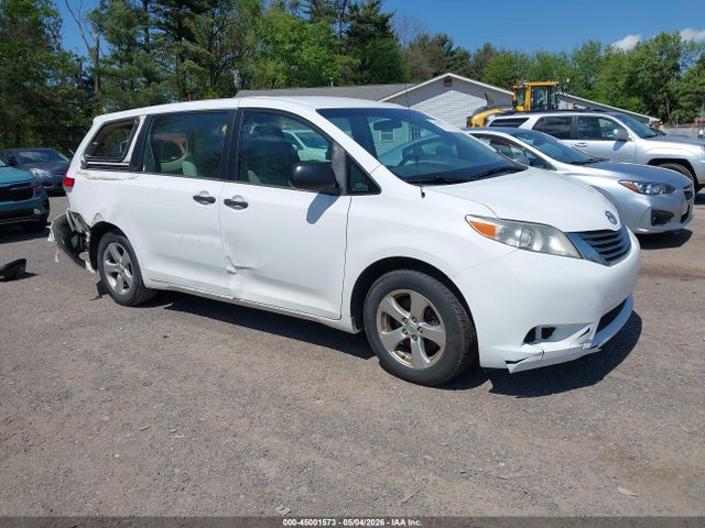 Salvage Toyota Sienna Image