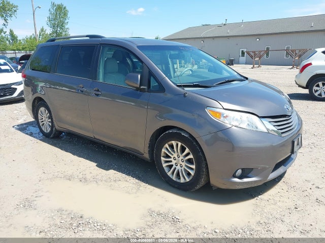 Salvage Toyota Sienna Image