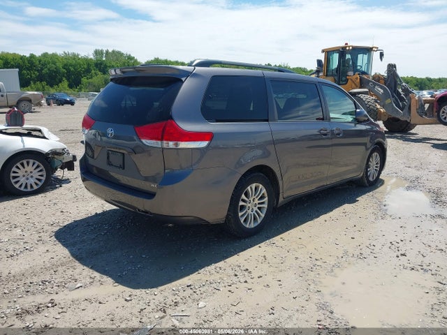 Toyota Sienna Xle V6 8 Passenger