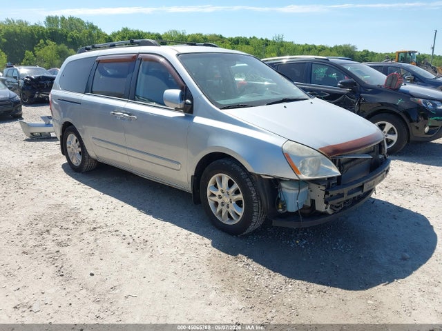Salvage Kia Sedona Image