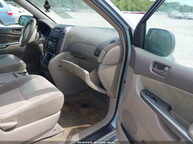 Toyota Sienna Le