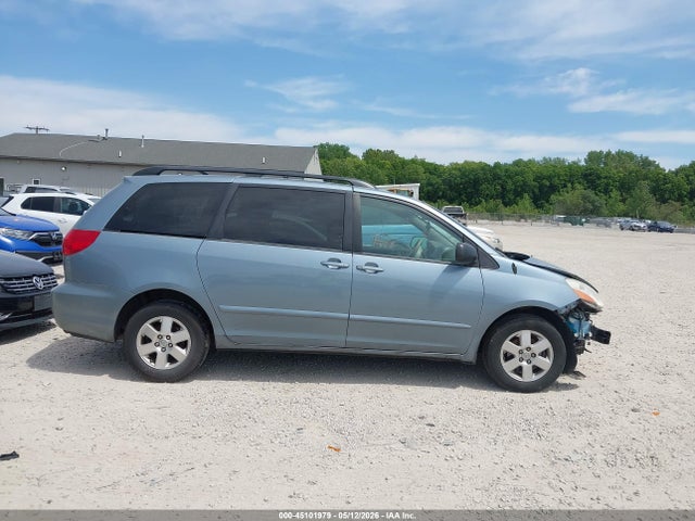 Toyota Sienna Le