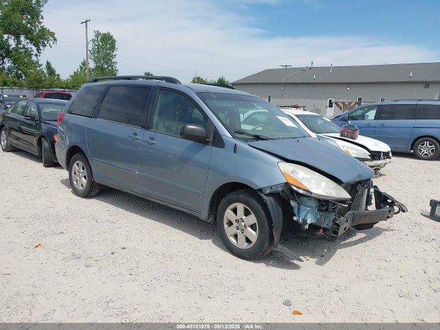Salvage Toyota Sienna Image