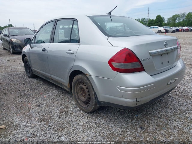Nissan Versa 1.8s