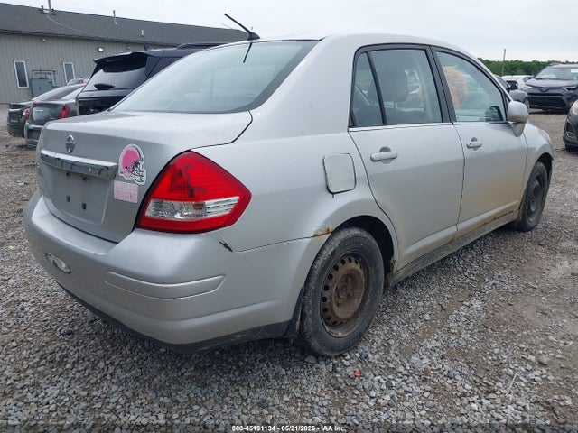 Nissan Versa 1.8s