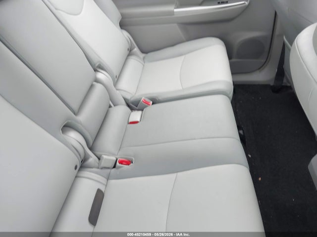 Toyota Prius v Five