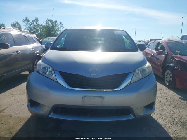 Toyota Sienna Le V6